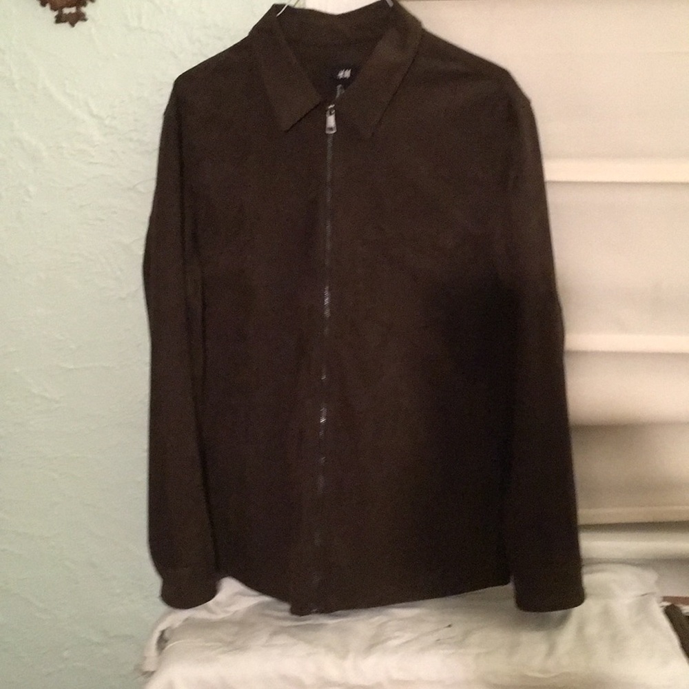 Lt.  wt. suede jacket Yoke back Side pockets.